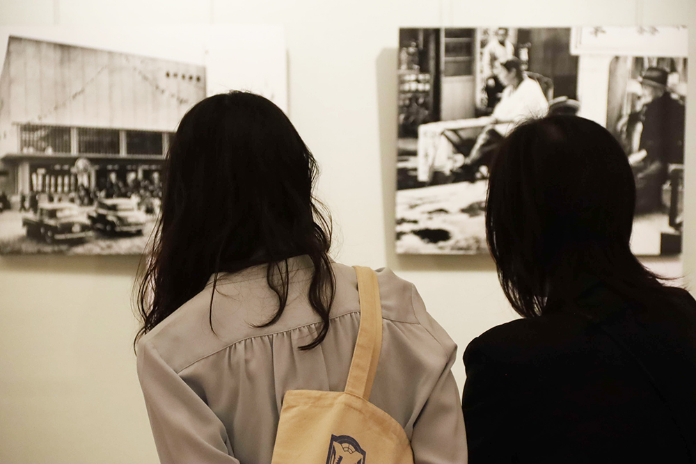 展示品を見学する来館者の画像