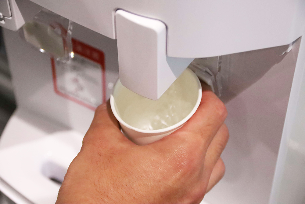 ウオーターサーバーから水を出す画像