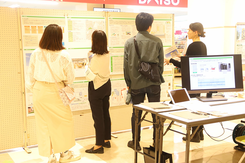 来場者と区職員の画像