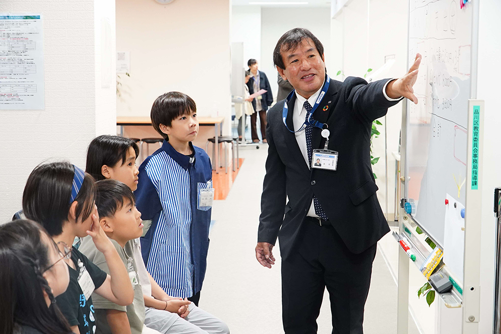 収支について学んでいる生徒の写真