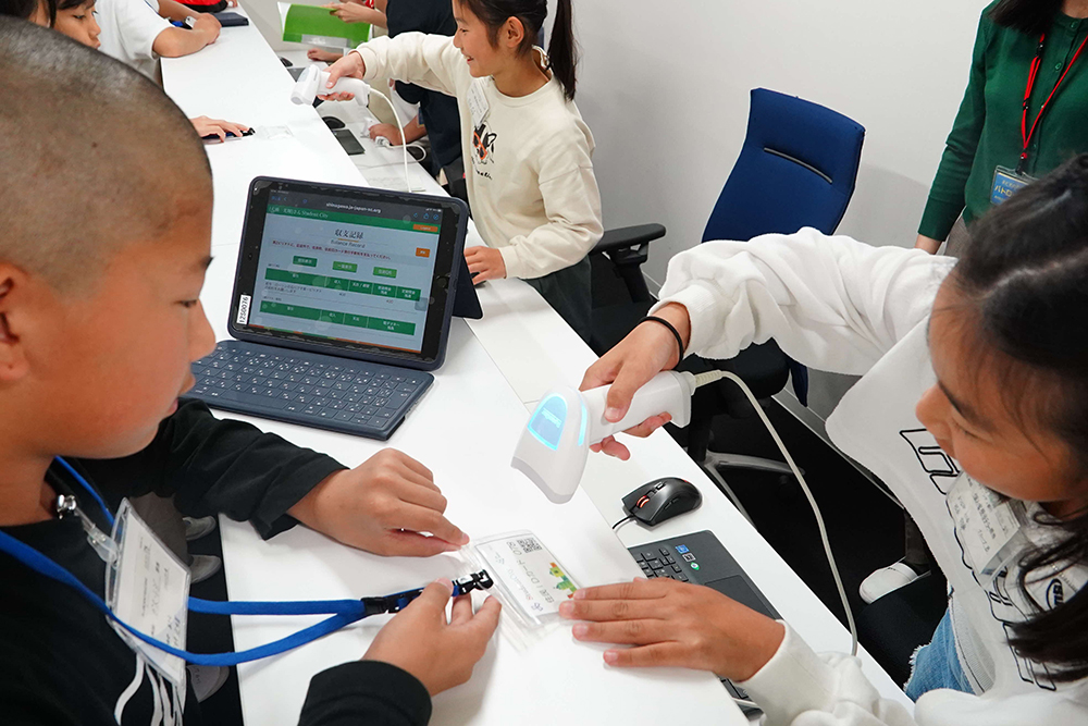 銀行の窓口体験をしている生徒の写真