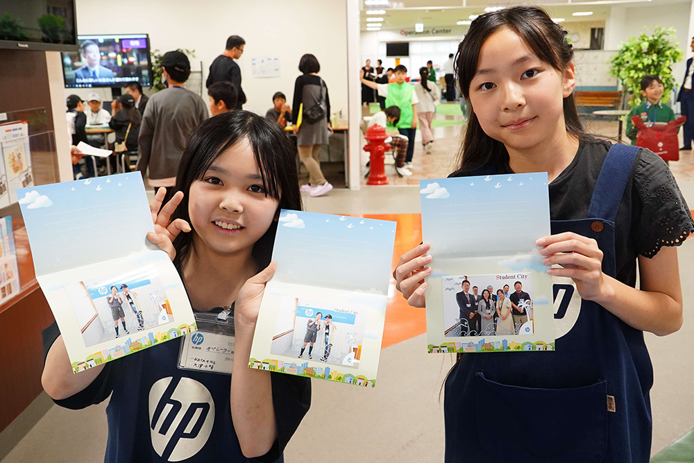 体験の記念写真を持った生徒の写真