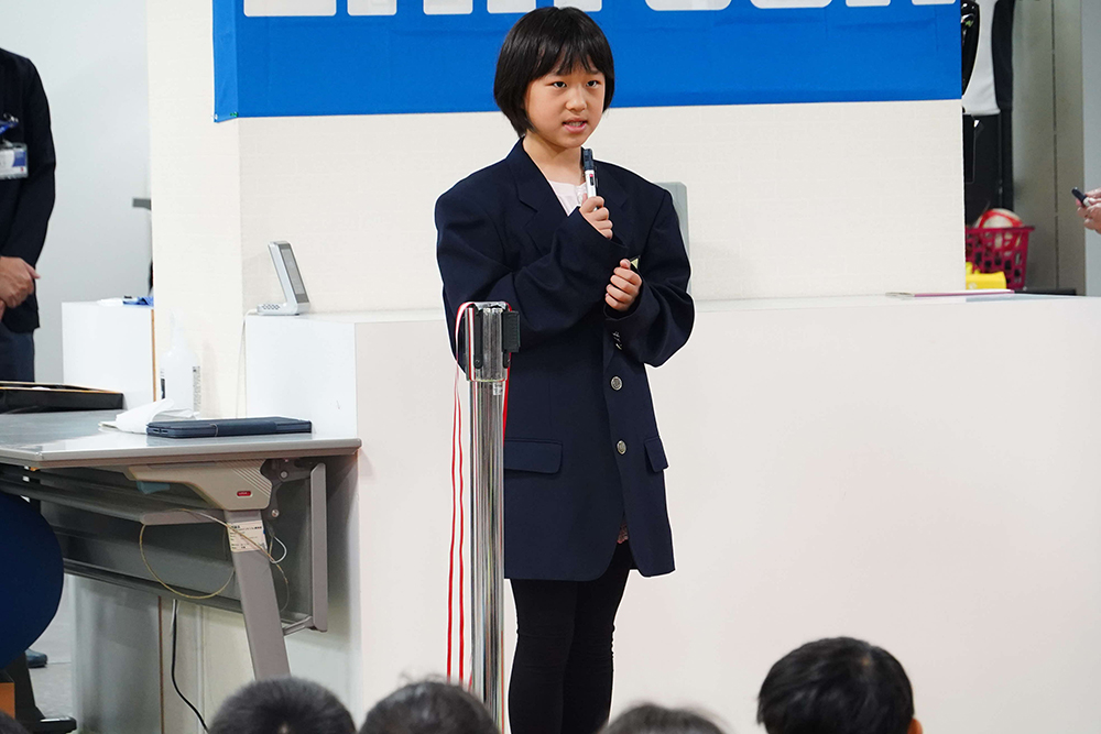 区長役生徒が挨拶をしている写真