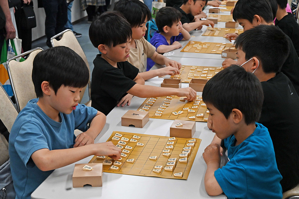 対局をしている子供の写真