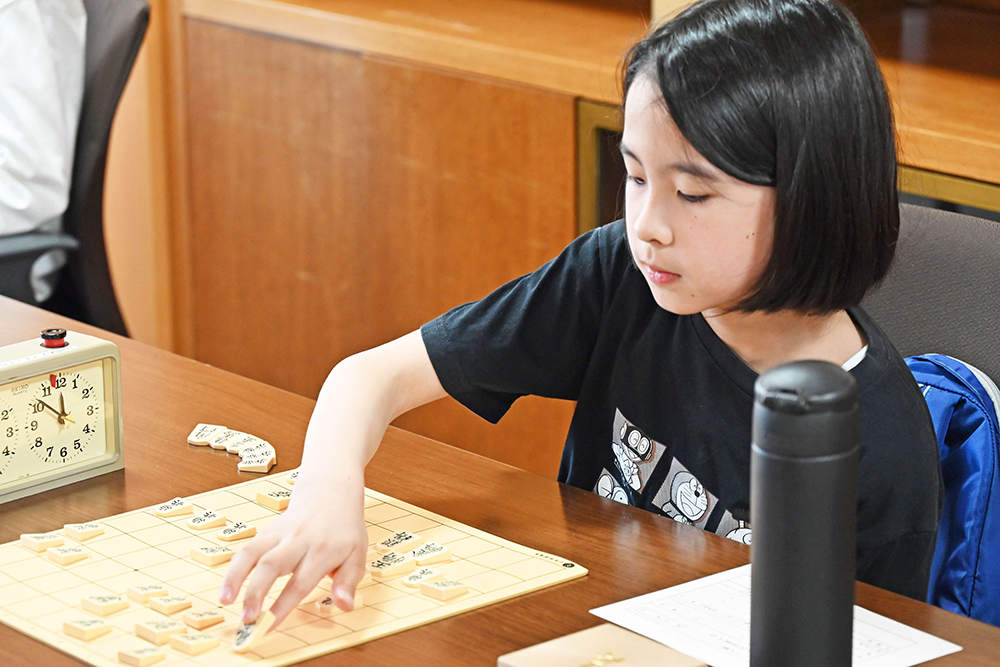 将棋を指すAクラス選手の写真