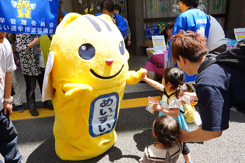 めいすいくんの着ぐるみとふれあう様子の写真