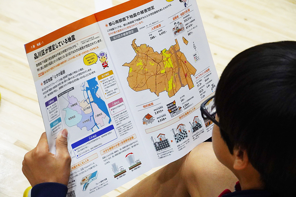 教材で勉強する生徒の写真