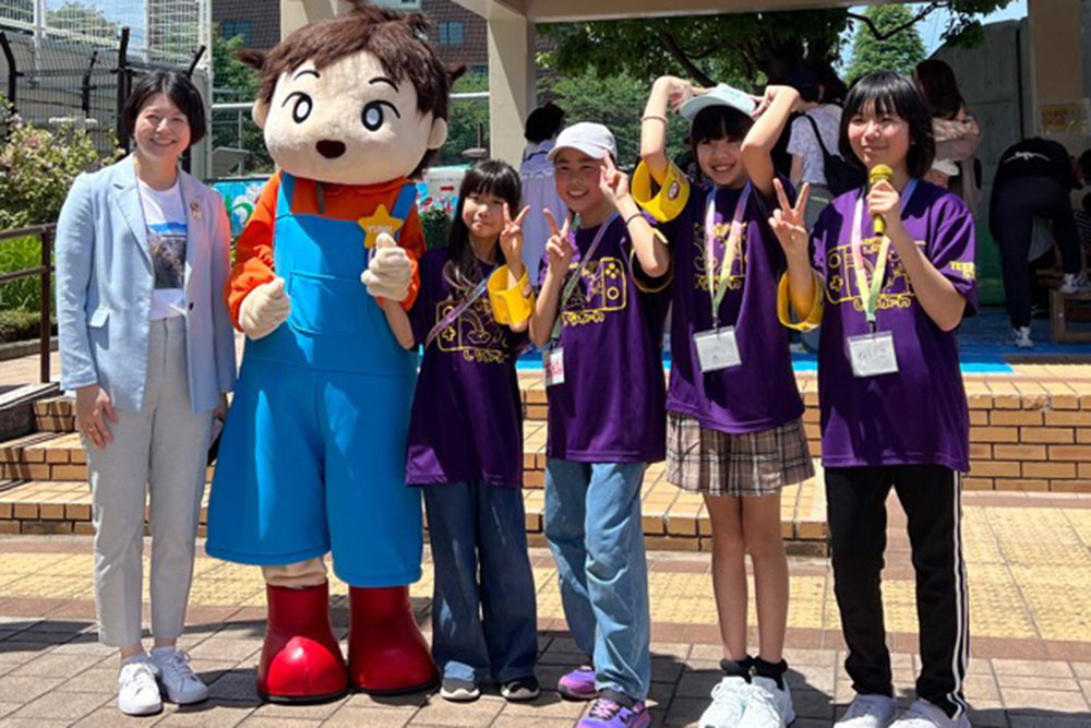 ゆめちゃんや子どもたちと写真を撮る森澤区長の画像