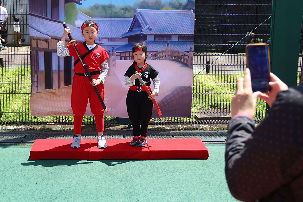 忍者のコスプレで写真を撮る子どもの画像