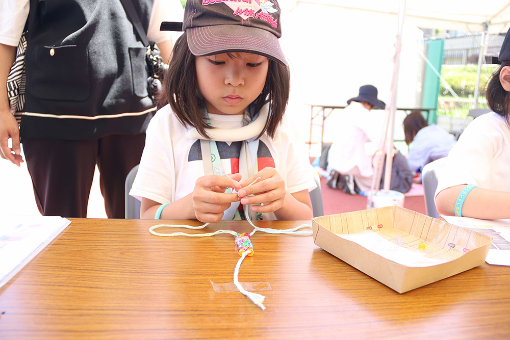 防災ロープワークコーナーで遊ぶ子どもの画像
