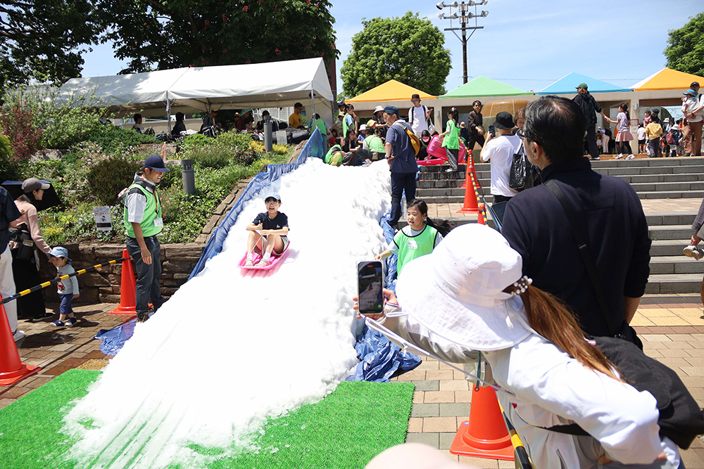 雪そり遊びを楽しむ子どもの画像