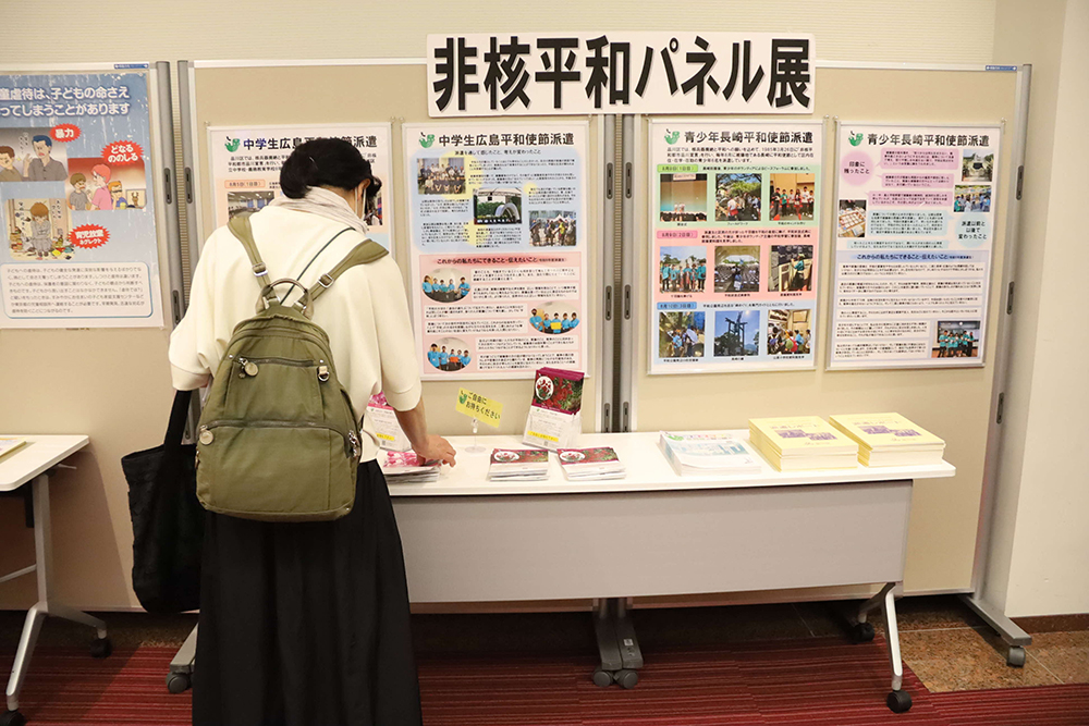 非核平和パネルを見学する人の画像
