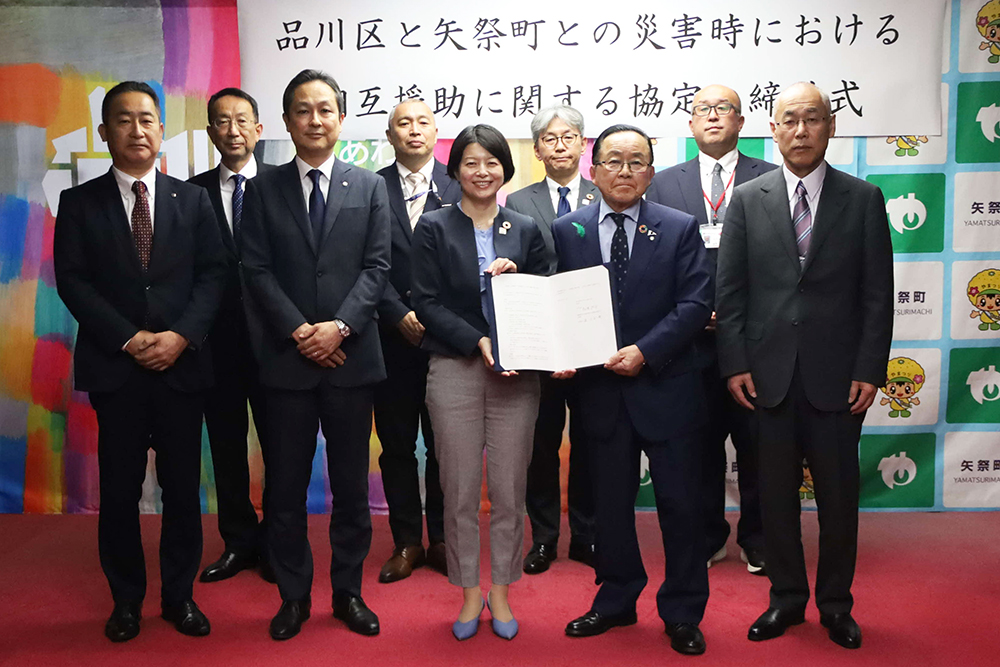 出席者全員で記念撮影する画像