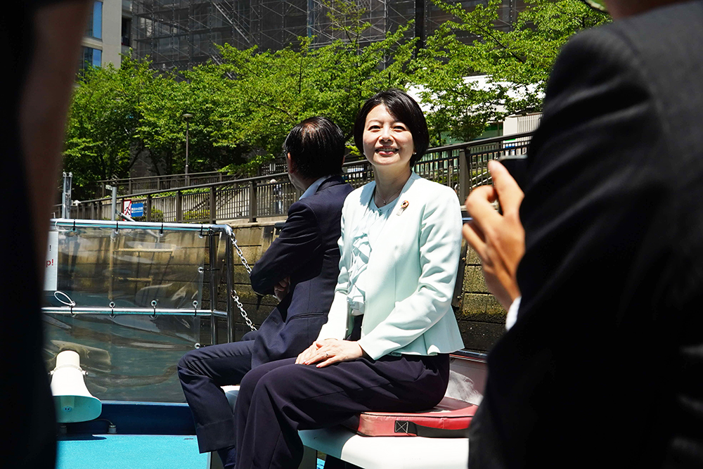 舟に乗っている森澤区長の写真