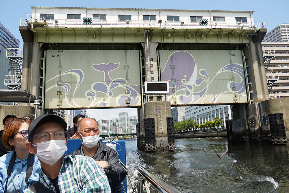 水門をくぐる舟の写真