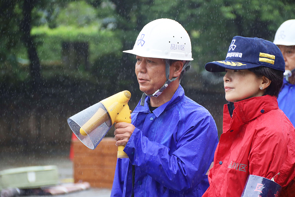 見学する森澤区長の画像