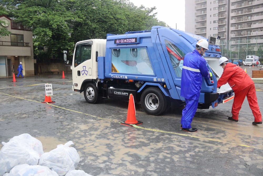 災害廃棄物を搬送するごみ収集車の画像