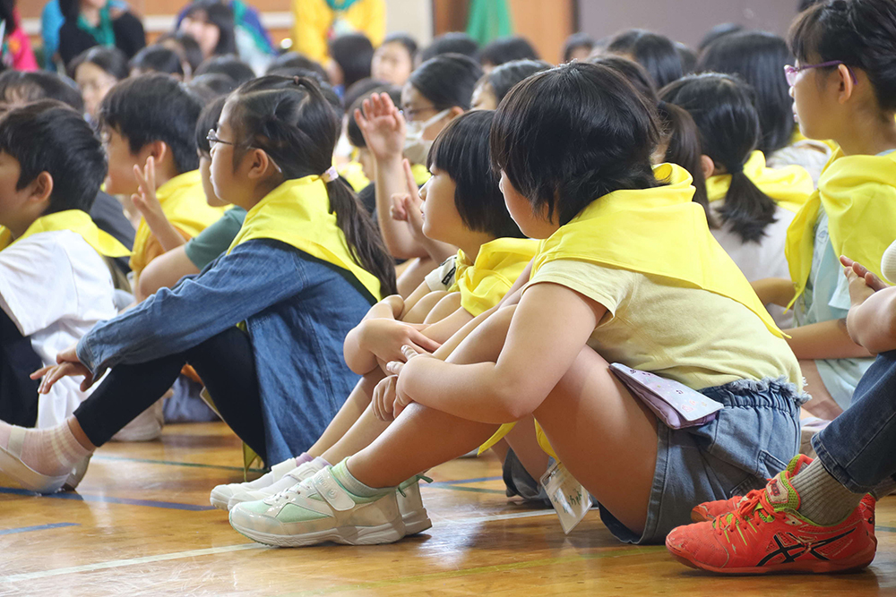 話を聞く子どもの画像