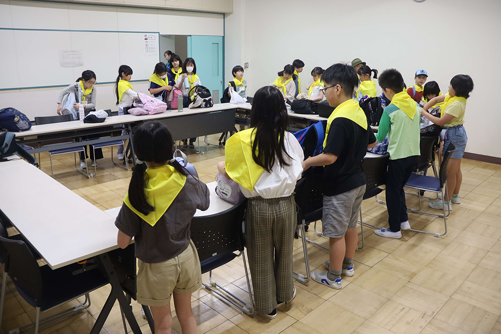 教室で荷物を多く子どもたちの画像