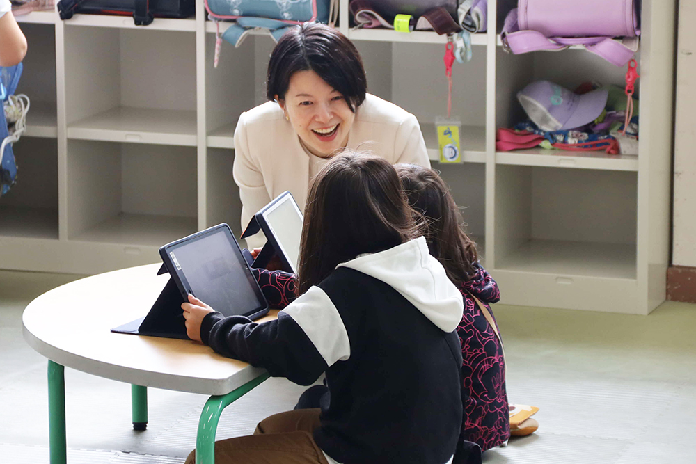 児童と会話する森澤区長の画像