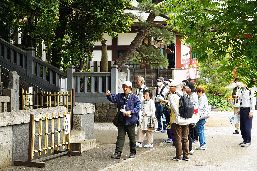目黒不動を参拝する参加者の画像