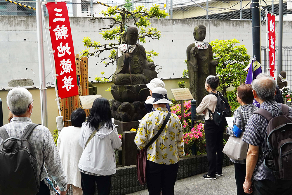 徳蔵寺を訪れる参加者の画像