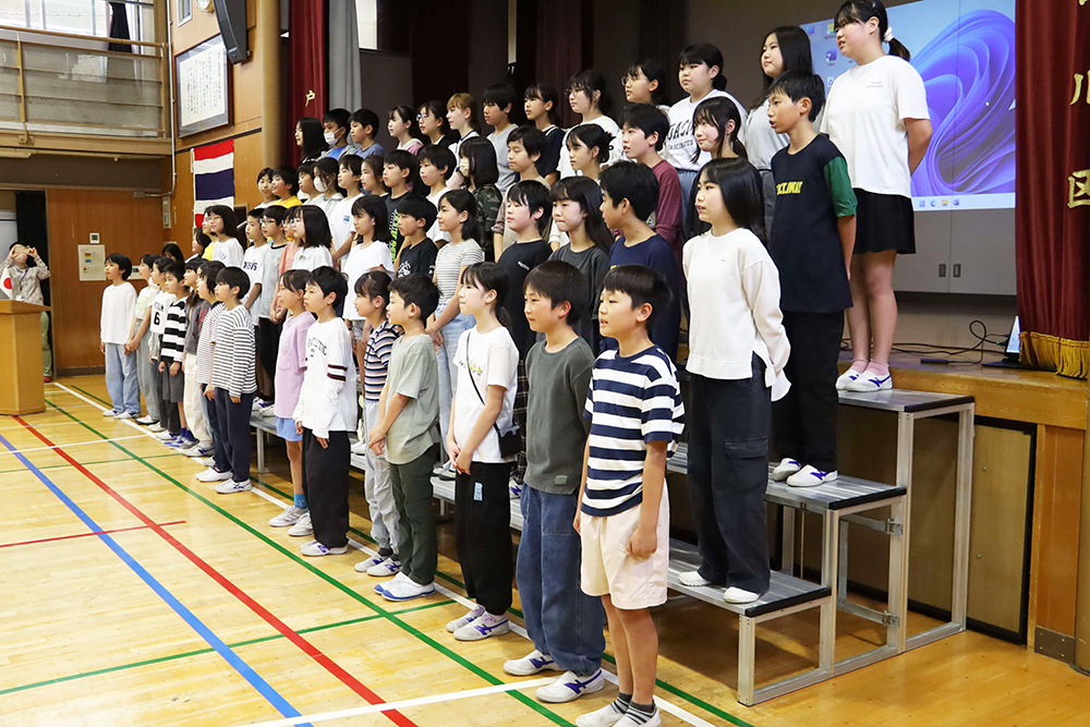 歓迎の歌を歌う児童たちの画像