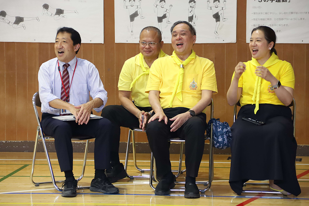 笑顔の全権大使と夫人の画像
