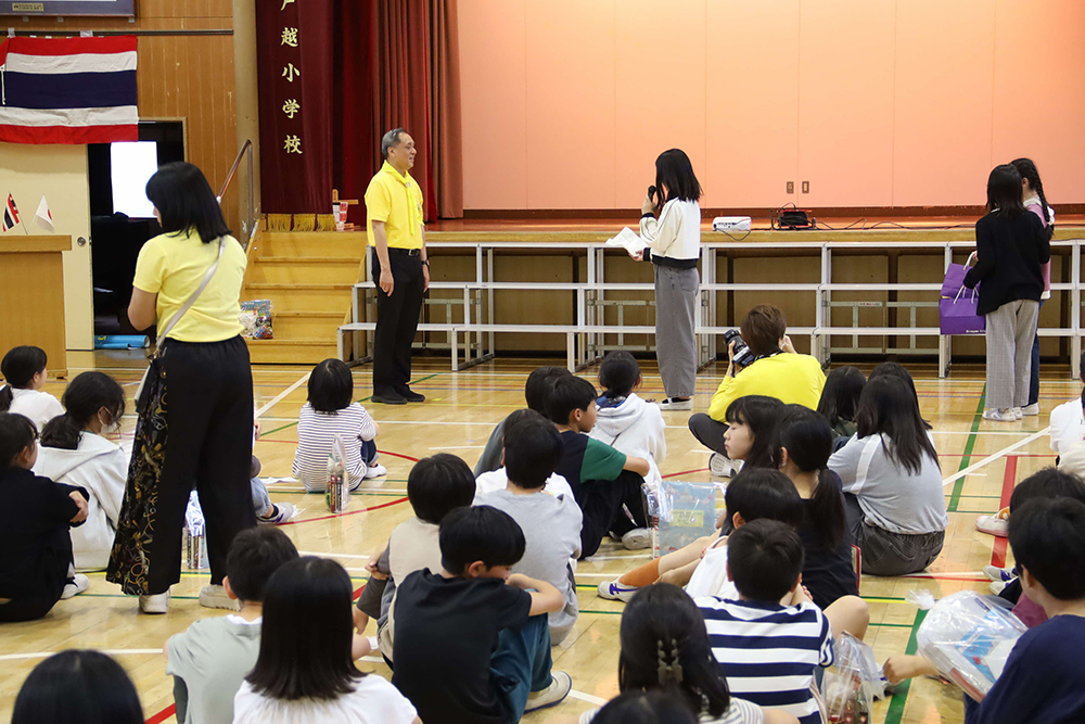 お礼の言葉を述べる児童の画像