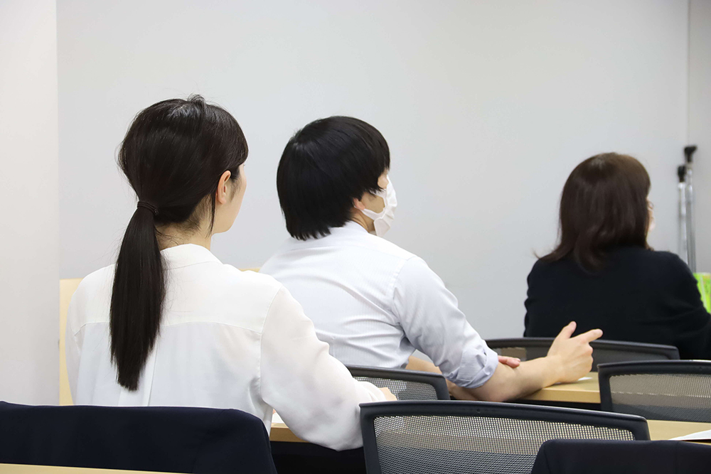話を聞く受講者の画像