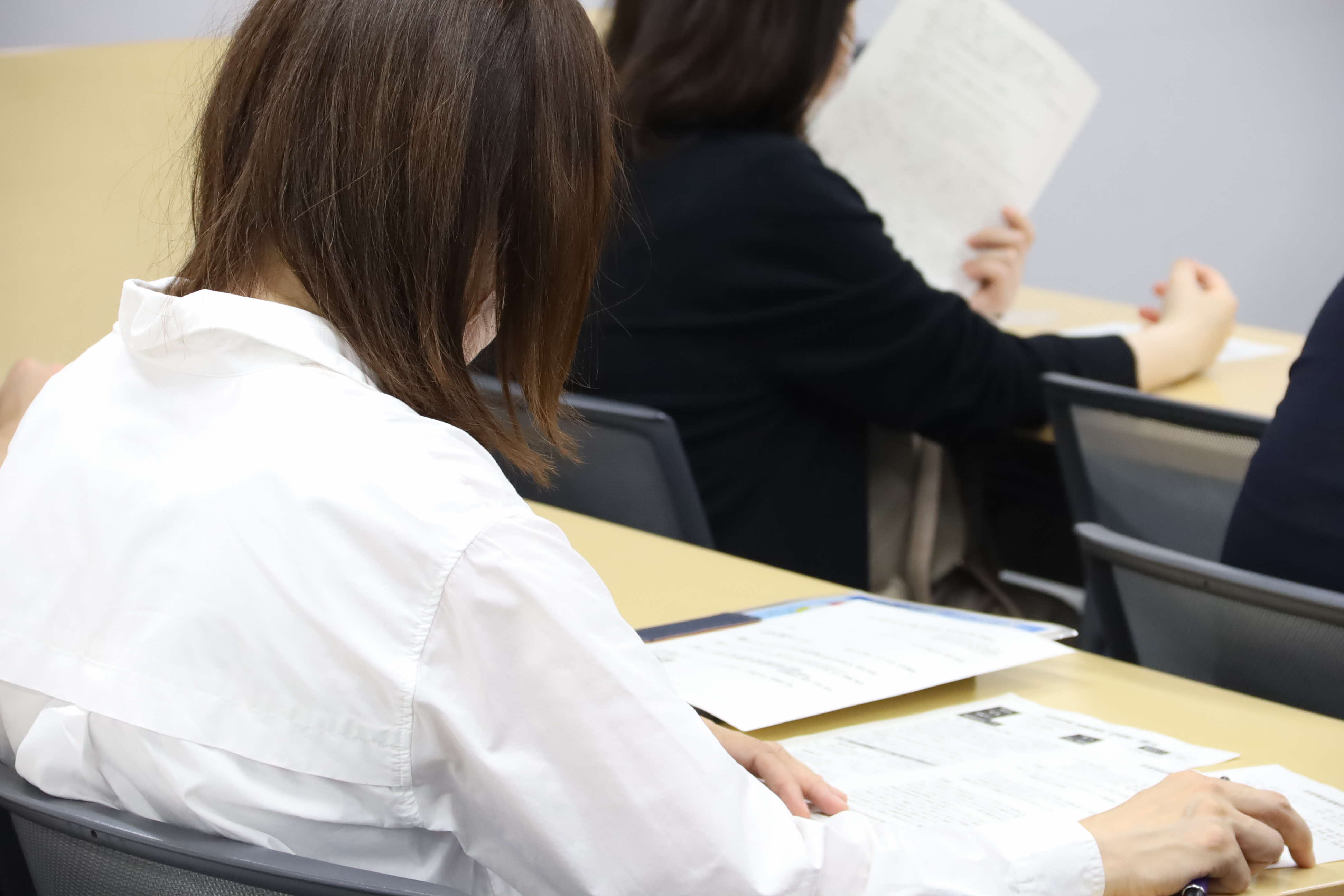 資料を見る受講者の画像