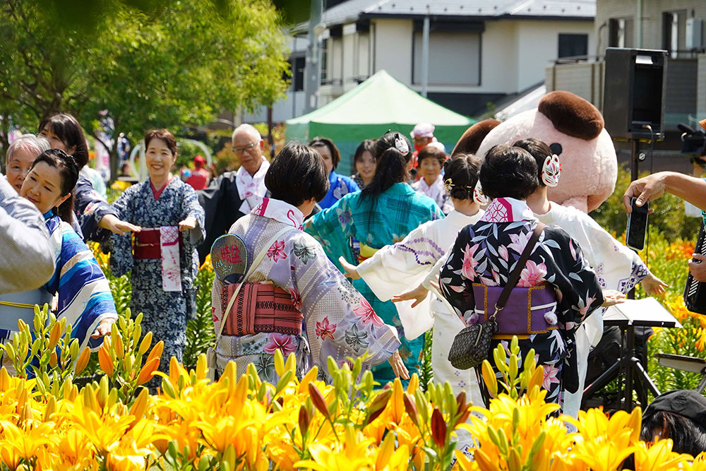 ゆり園で盆踊りの写真