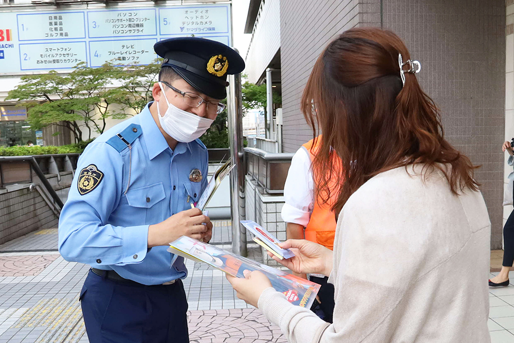 啓発グッズを配る警察官の画像