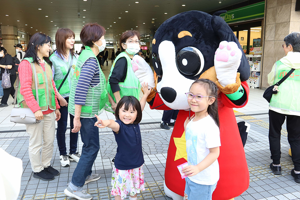 子どもと写真を撮るしなぼうの画像