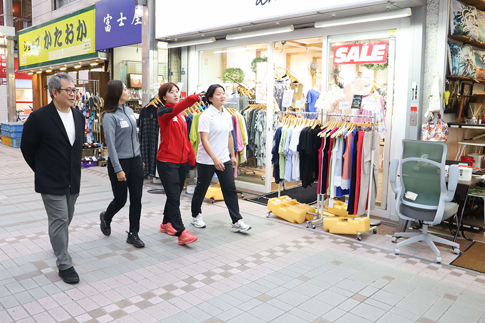 武蔵小山商店街を歩くさくらジャパンの画像