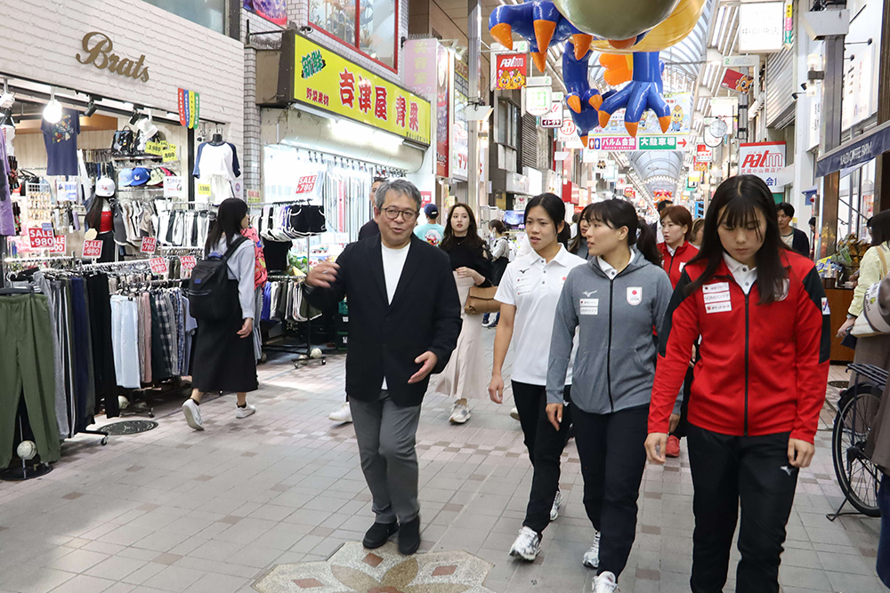 武蔵小山商店街を歩くさくらジャパンの画像