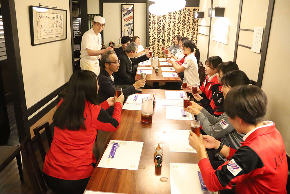 武蔵小山商店街を訪れたさくらジャパンと地域の方で乾杯する画像