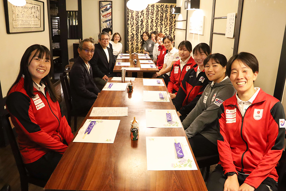 武蔵小山商店街を訪れたさくらジャパンと地域の方で記念撮影する画像