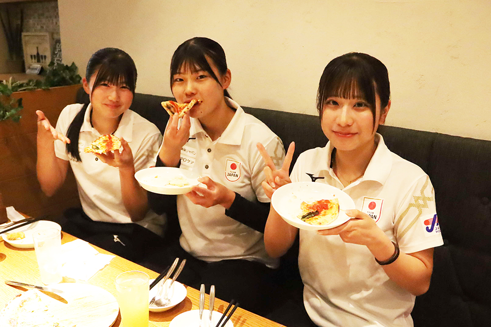 料理を楽しむさくらジャパンの画像