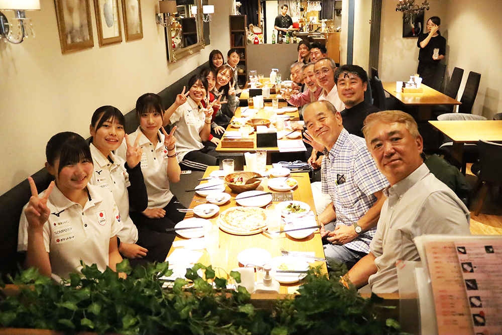 会話を楽しむさくらジャパンと地域の方々の写真