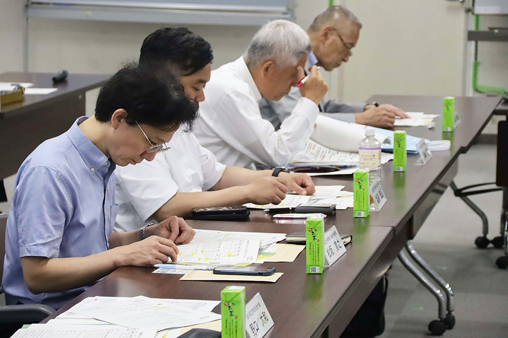 議事内容を確認する委員の様子