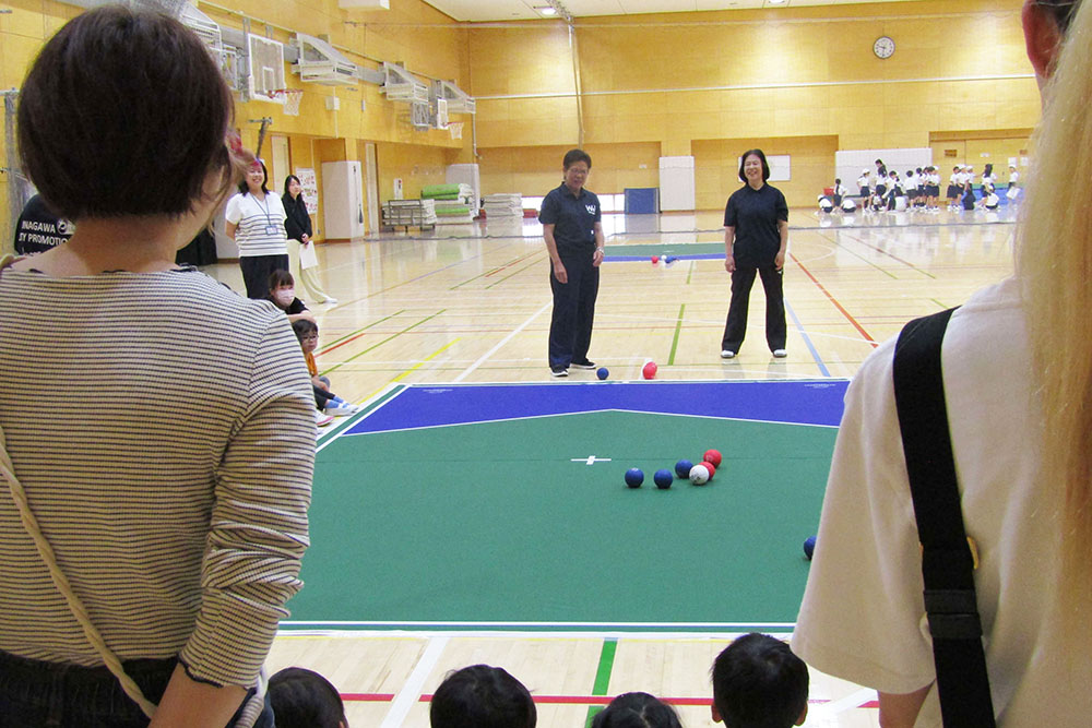 講師がお手本を見せている様子