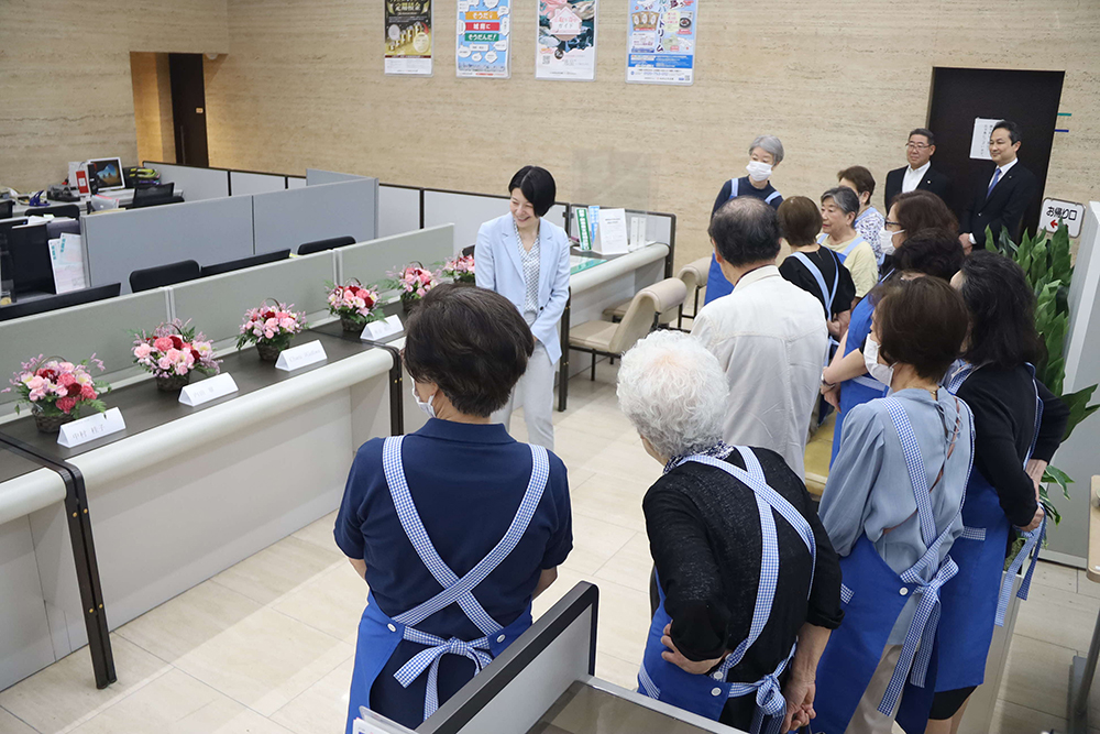 協和会女性部のみなさんと森澤区長の画像