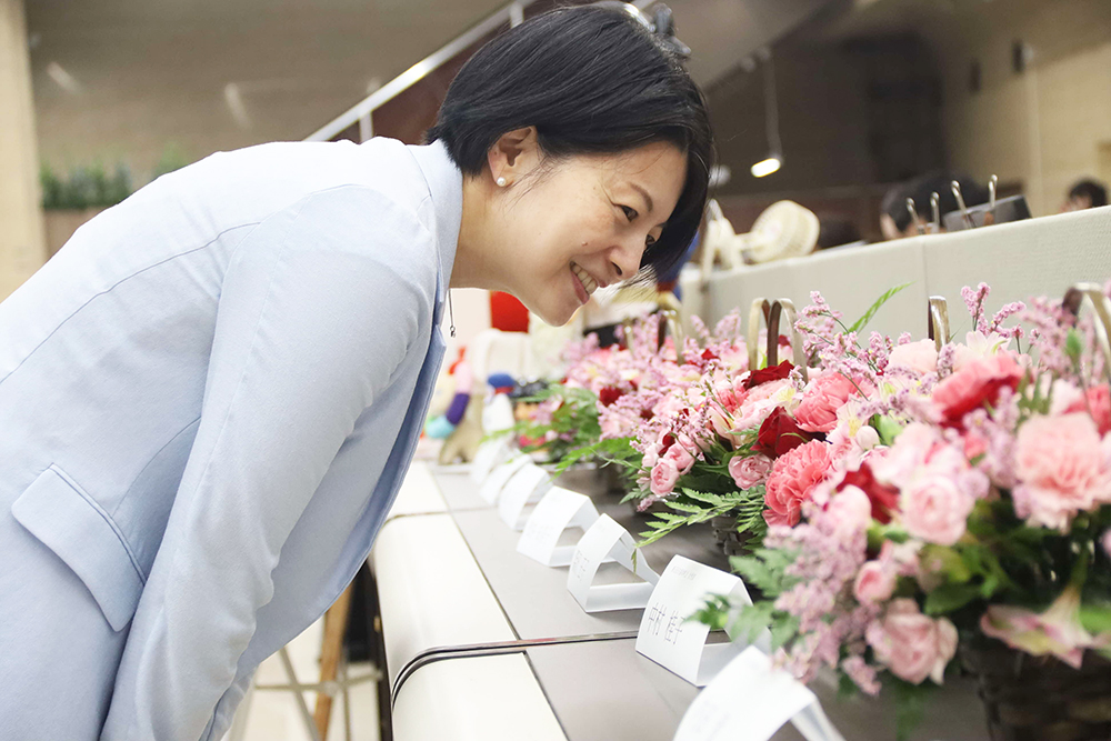 生け花を見る森澤区長の画像