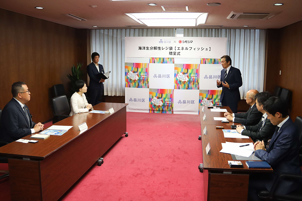 挨拶をする笠井代表の画像