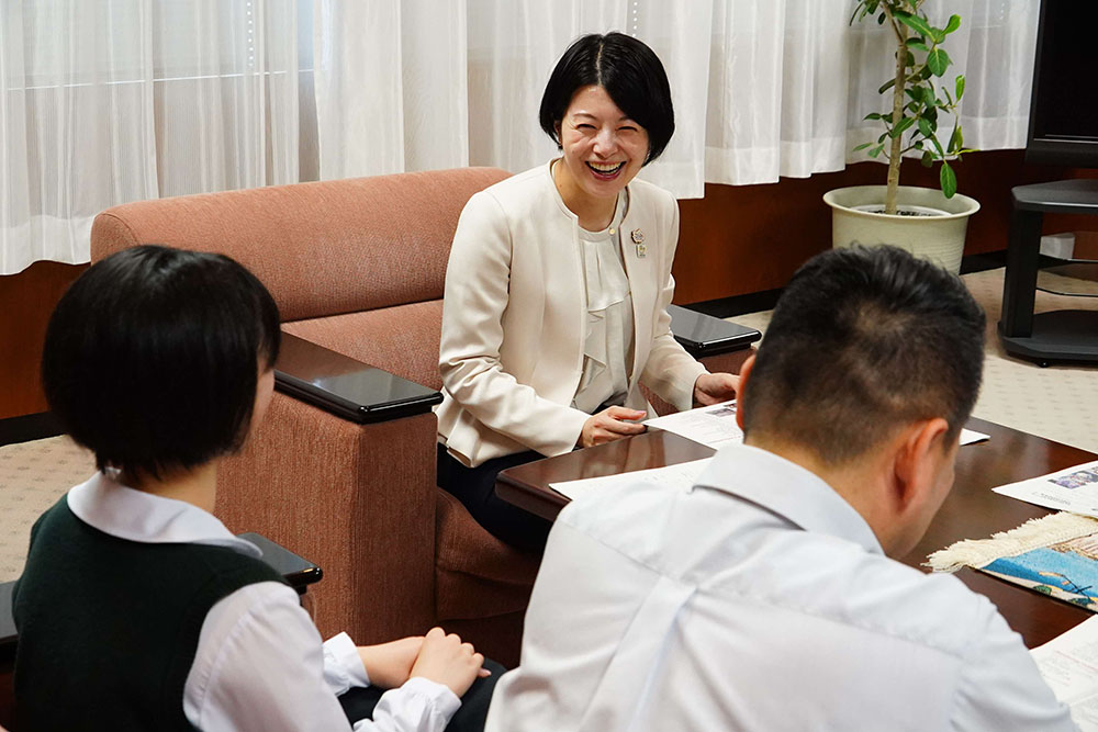 話を聞く区長の写真
