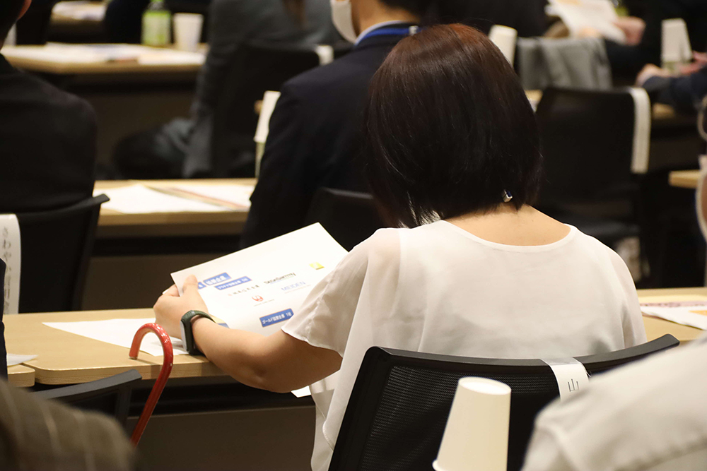 資料を見る参加者の画像