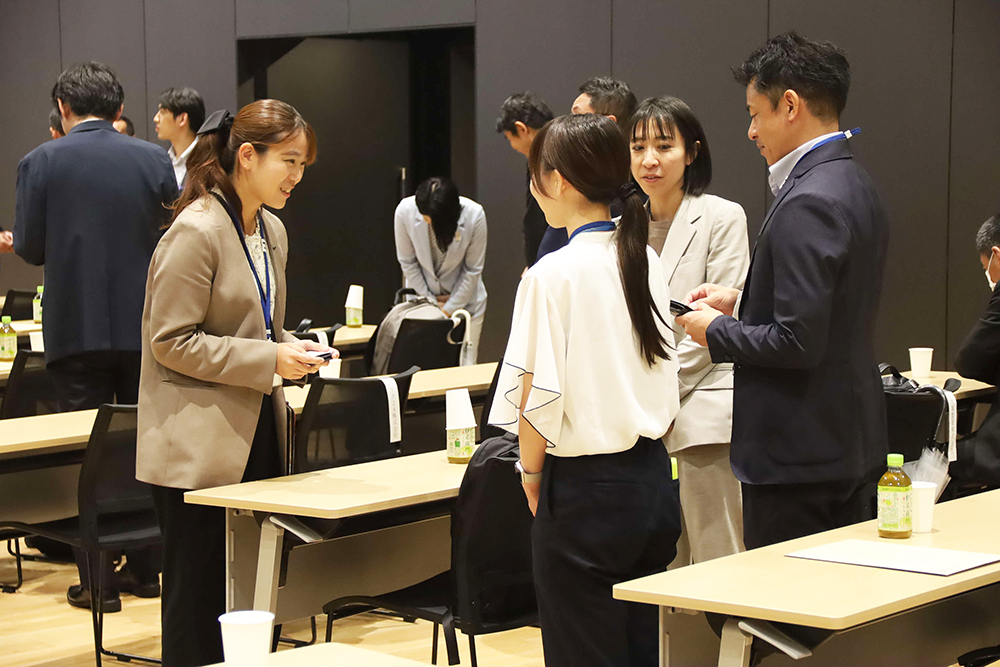 名刺交換する参加者の画像