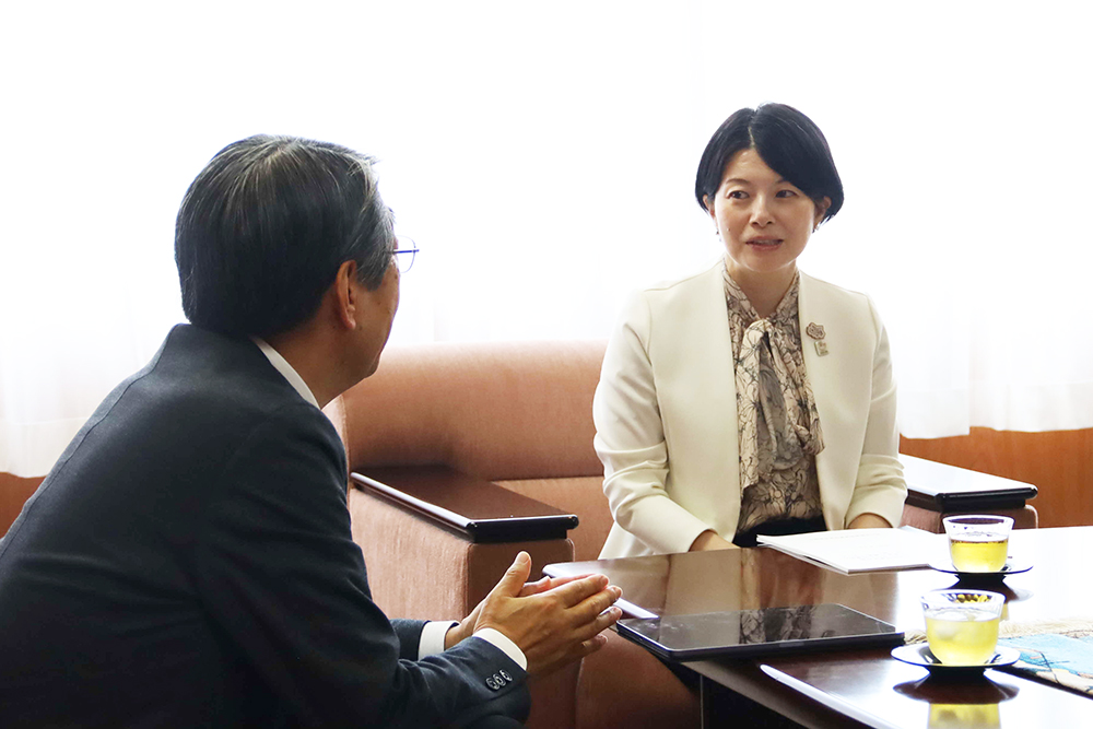会話をする森澤区長の画像