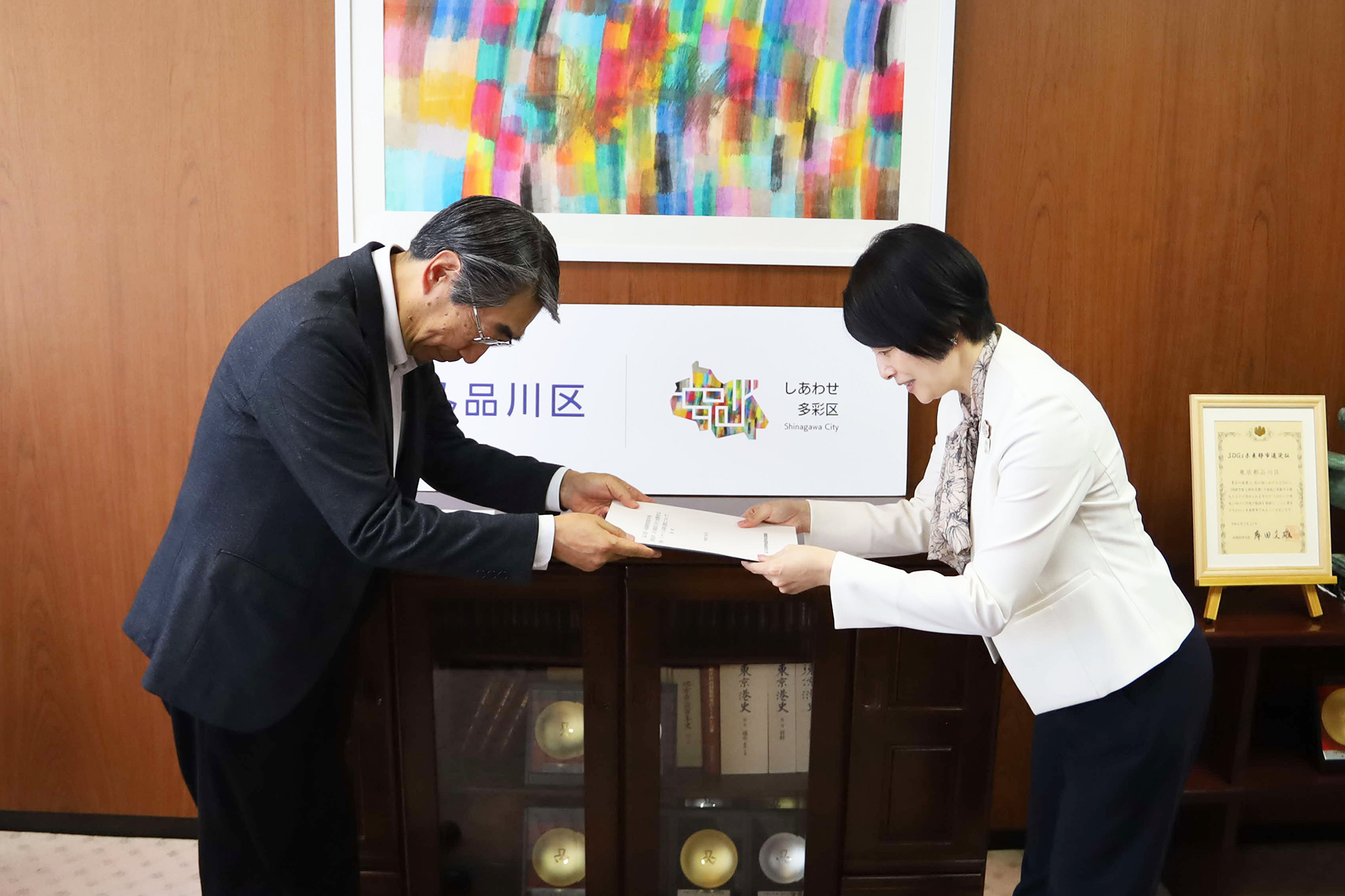 答申書を受け取る画像